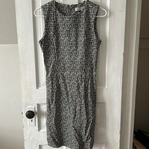 Black/white sleeveless knee high dress